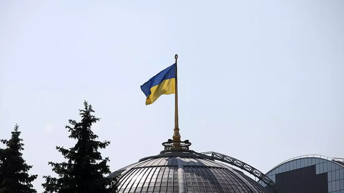 Ukrainische Flagge auf dem Parlament in Kiew - Bild: über dts Nachrichtenagentur