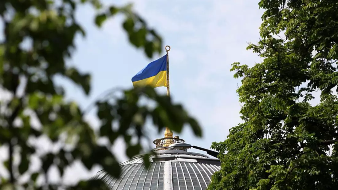 Ukrainische Flagge auf dem Parlament in Kiew (Archiv) - Bild: über dts Nachrichtenagentur
