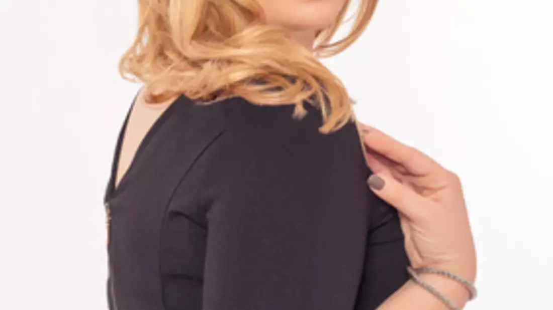 Die Kleiderregel, dass kurvige Frauen am besten Schwarz tragen, gilt nur, wenn die Trägerin diese Farbe gerne in ihrem Kleiderschrank  hat - Bild: © STphotography - Fotolia.com