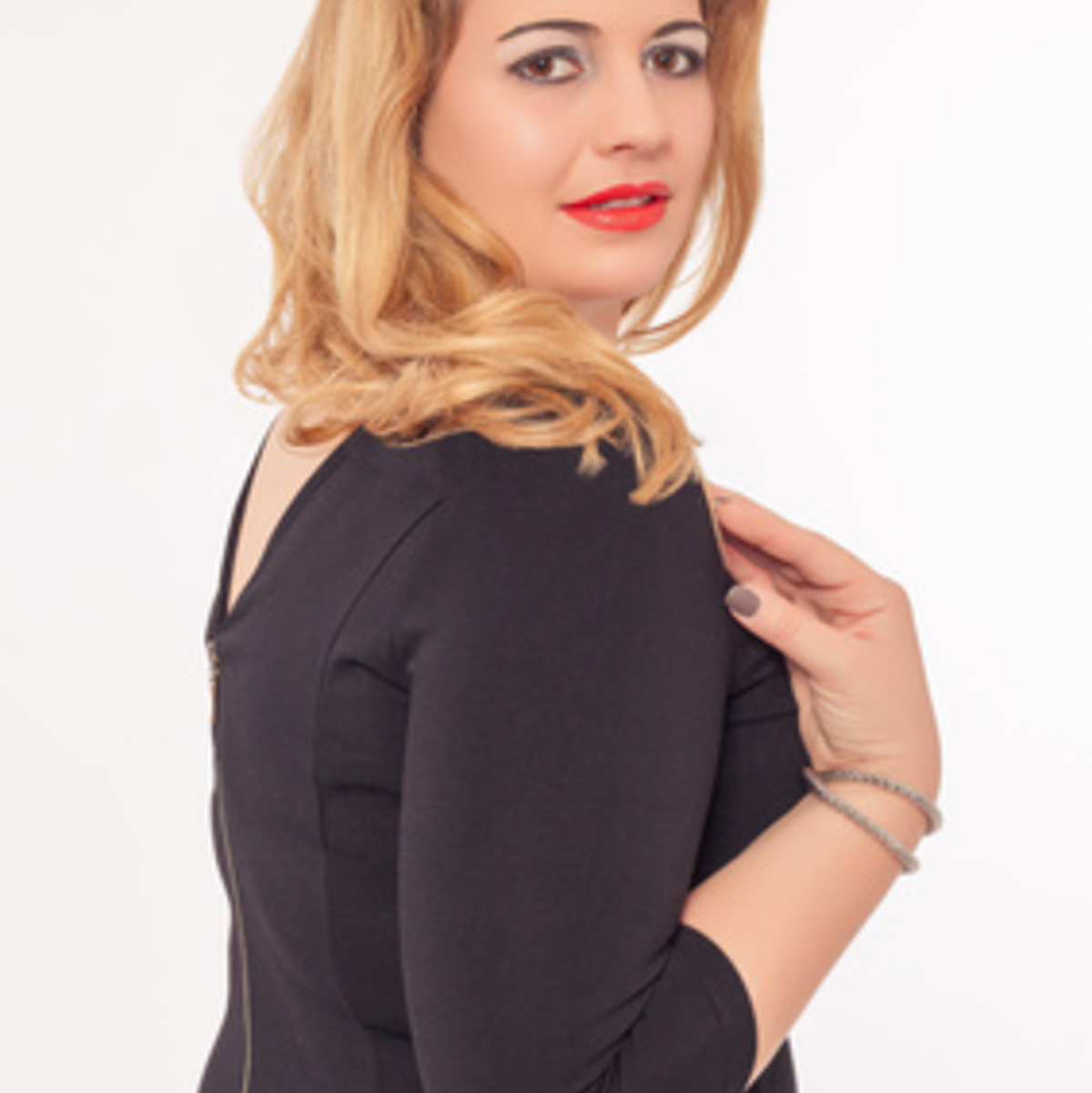 Die Kleiderregel, dass kurvige Frauen am besten Schwarz tragen, gilt nur, wenn die Trägerin diese Farbe gerne in ihrem Kleiderschrank  hat - Foto: © STphotography - Fotolia.com