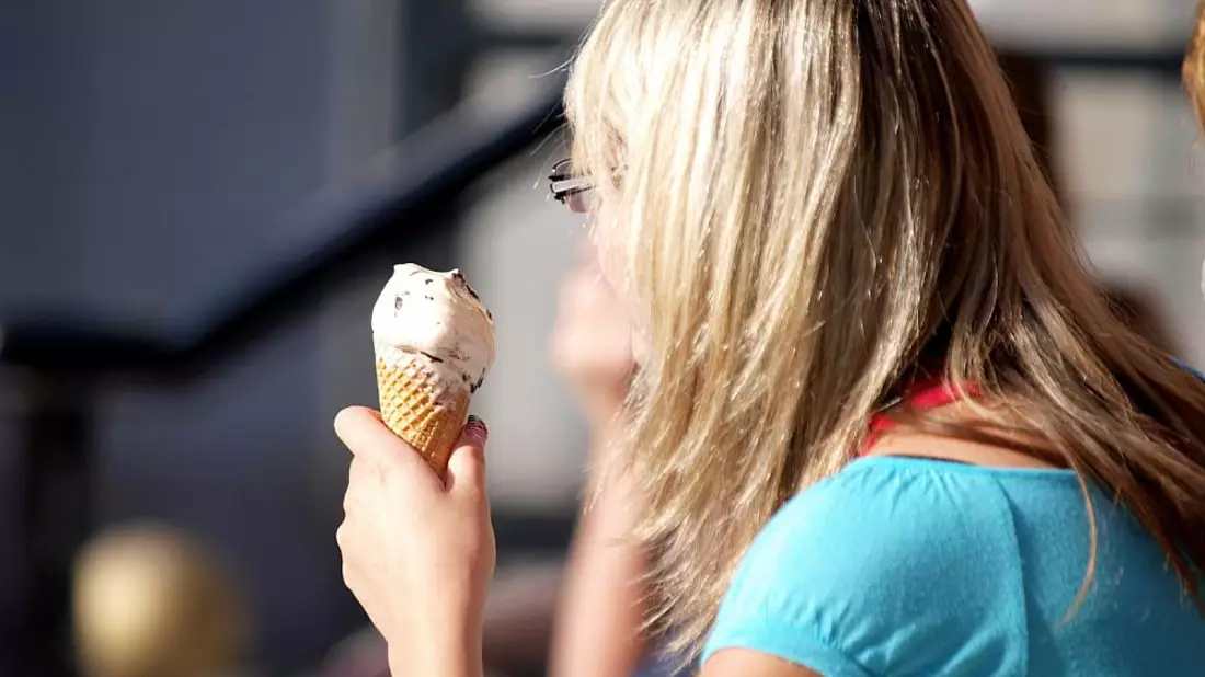Frau mit Eis - Bild: über dts Nachrichtenagentur