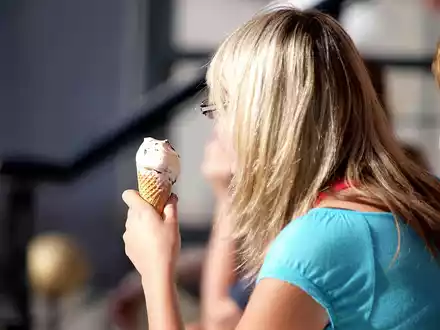 Frau mit Eis (Archiv) - Foto: über dts Nachrichtenagentur