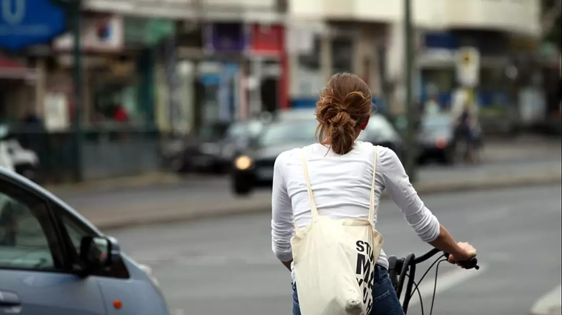 Junge Frau auf Fahrrad im StraÃŸenverkehr - Bild: über dts Nachrichtenagentur
