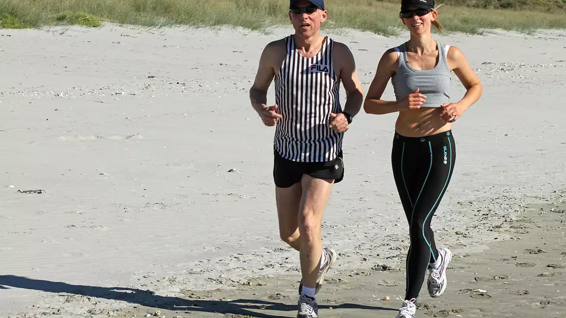 Intensiver Ausdauersport wie Jogging sollte früh morgens oder spät abends stattfinden - Bild: Wikimedia.commons.org © Ronnie Macdonald (CC BY 2.0)