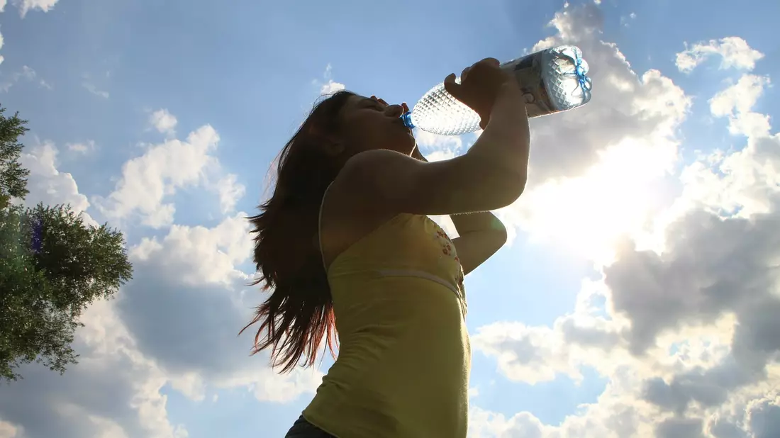 Bei hohen Temperaturen sollten Erwachsene drei bis vier Liter täglich trinken - Bild: Pixabay.com © byrev (CC0 1.0)