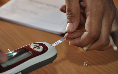 Messung des Blutzuckerspiegels - Foto: Public Domain