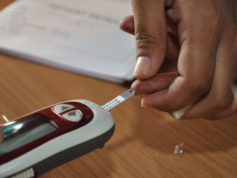 Messung des Blutzuckerspiegels - Foto: Public Domain