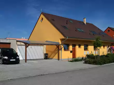 Haus mit Fertiggarage - Foto: Colourbox.com