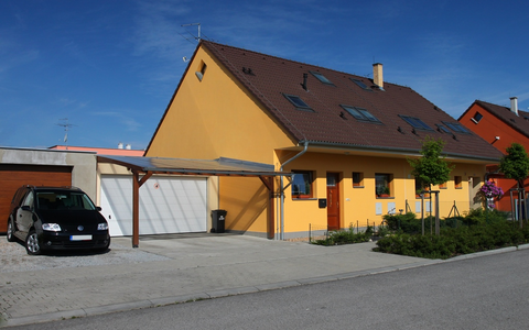 Haus mit Fertiggarage - Foto: Colourbox.com