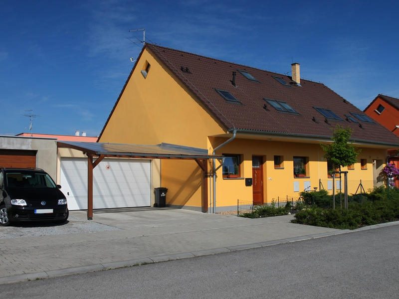 Haus mit Fertiggarage - Foto: Colourbox.com