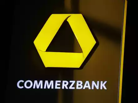 Commerzbank Logo - Foto: 360b - Shutterstock.com