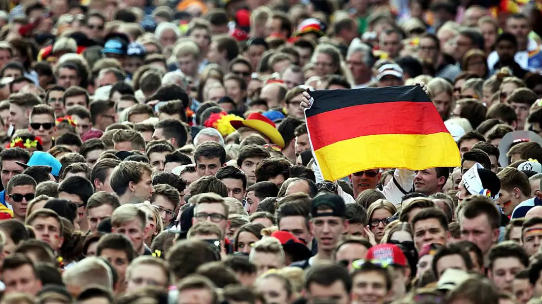 Fußballfans auf der Berliner Fanmeile (Archiv) - Bild: über dts Nachrichtenagentur