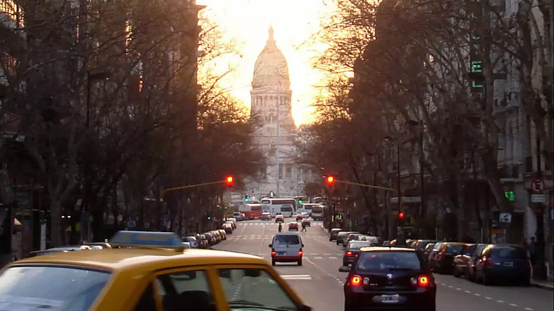 Straßenszene in Buenos Aires vor Argentinischem Nationalkongress (Parlament) (Archiv) - Bild: über dts Nachrichtenagentur