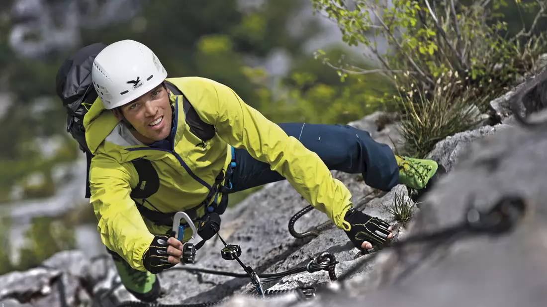 In Deutschlands höchstgelegenem Ski- und Bergdorf Bad Hindelang-Oberjoch beschließt die „SALEWA-Klettersteigtour 2014“ am Samstag/Sonntag, 19./20. Juli, ihre Deutschlandreise. Bergführer schulen, klären auf und geben Tipps. - Bild: Bad Hindelang Tourismus/Hansi Heckmair