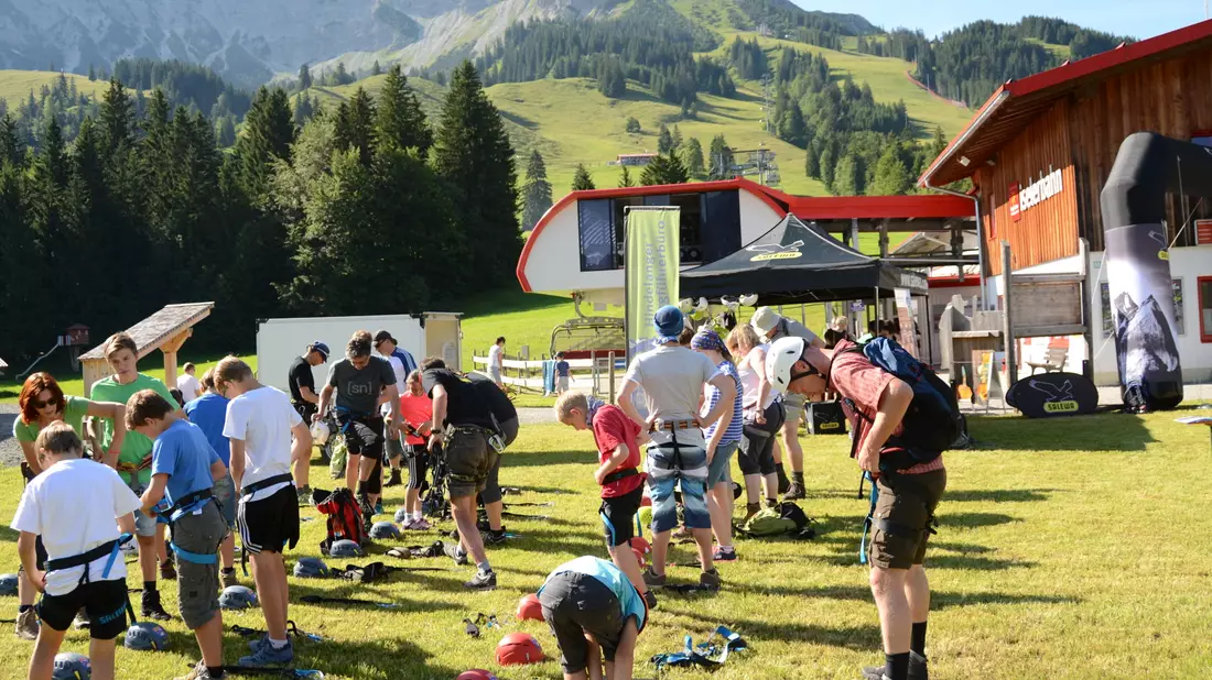 Insgesamt rund 110 Teilnehmer waren an zwei Tagen bei den „Salewa Klettersteigtagen“ aktiv mit dabei.  - Bild: Bad Hindelang Tourismus