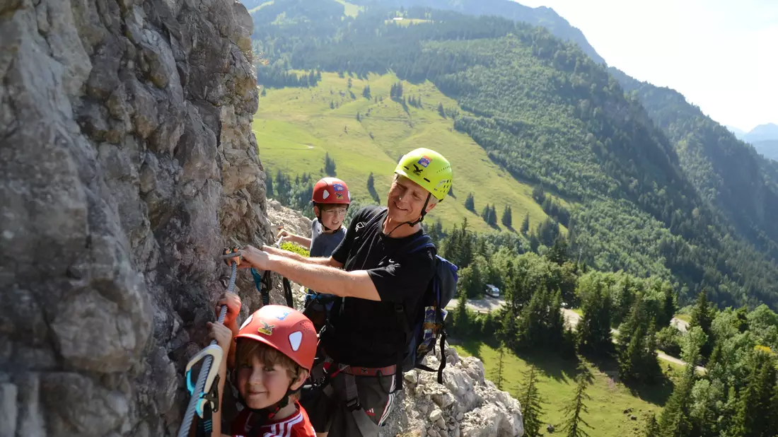 Der Bad Hindelanger Tourismusdirektor Maximilian Hillmeier mit seinen Kindern Jakob (6) und Julius (9) in der Kletterwand. - Bild: Bad Hindelang Tourismus