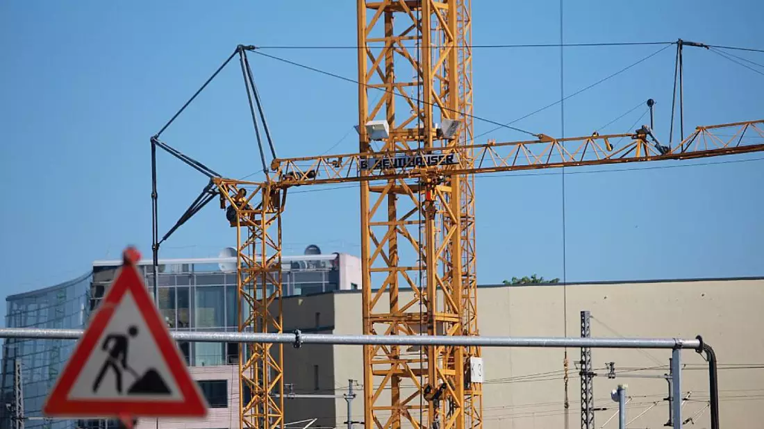 Baukräne auf einer Baustelle (Archiv) - Bild: über dts Nachrichtenagentur