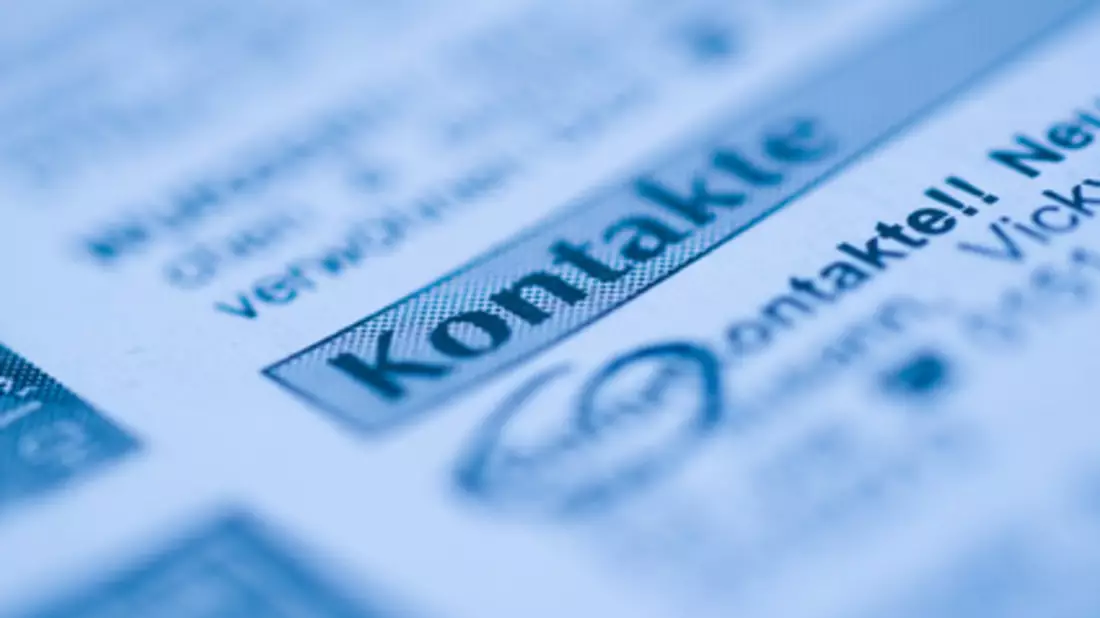 Eine Kontaktanzeige in einer Zeitung kann helfen, das Einsamkeitsproblem zu lösen. - Bild: © Christian Stoll - Fotolia.com