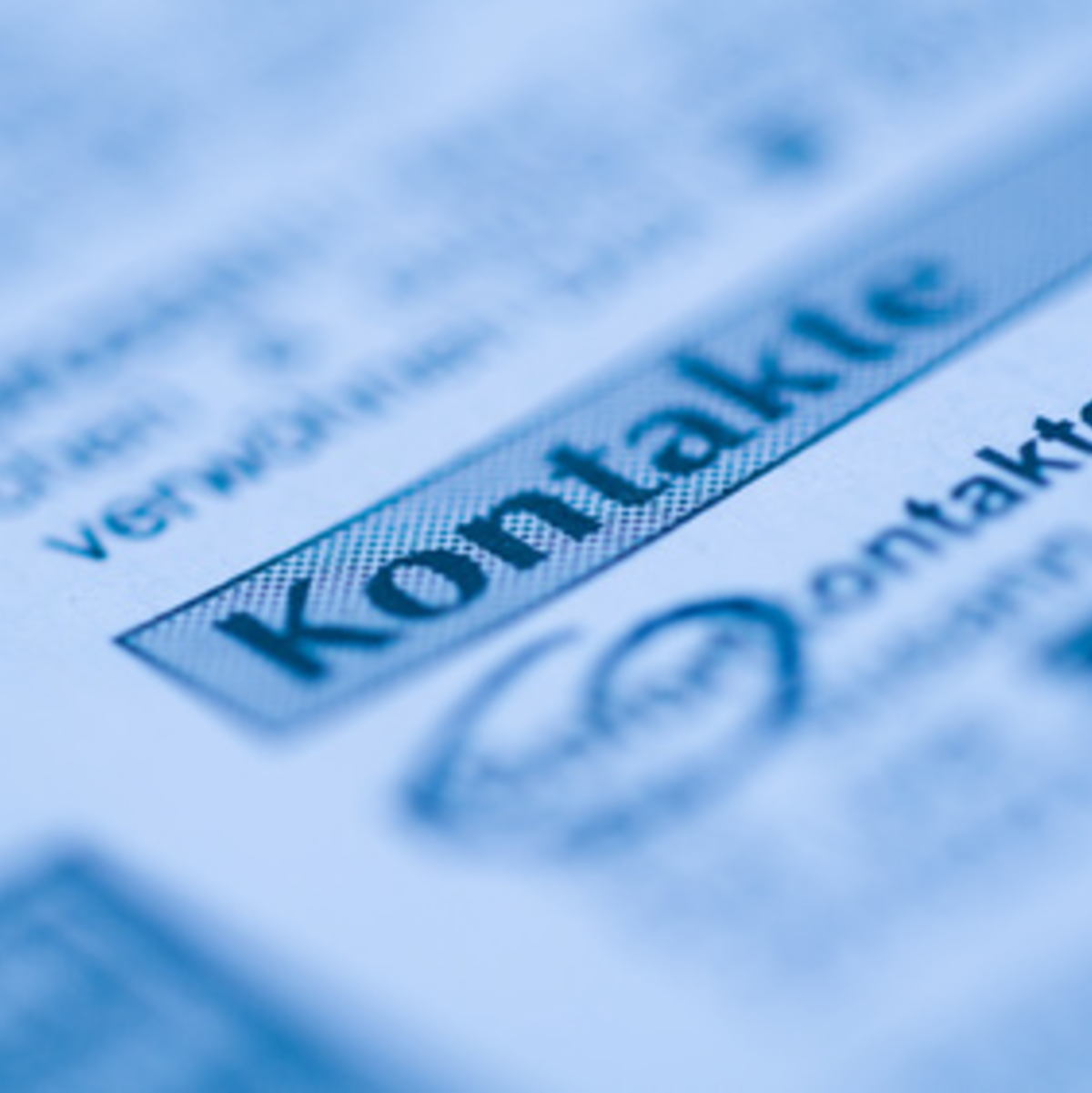 Eine Kontaktanzeige in einer Zeitung kann helfen, das Einsamkeitsproblem zu lösen. - Foto: © Christian Stoll - Fotolia.com