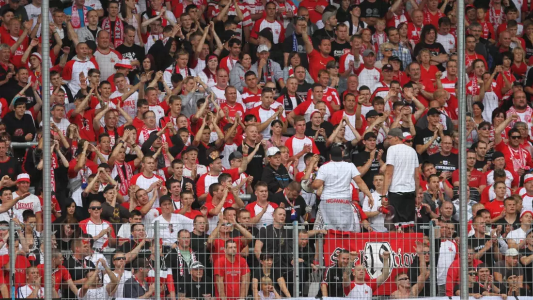 Fans im FuÃŸballstadion - Bild: über dts Nachrichtenagentur