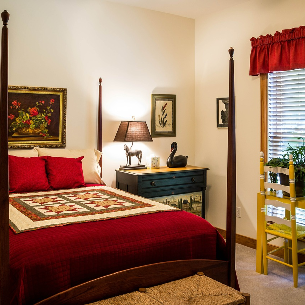 Zu viele Einrichtungsstücke kann ein Schlafzimmer überfüllt wirken lassen - Foto: pixabay.com © JamesDeMers CC0 1.0