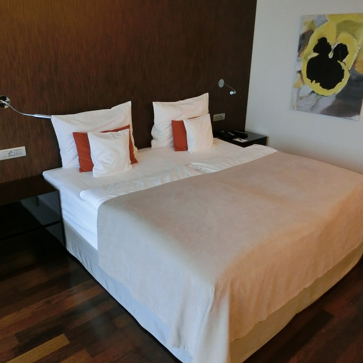 Einige, wenige Dekorationen sind möglich - wie ein Bild an der Wand - Foto: pixabay.com © Ibokel CC0 1.0