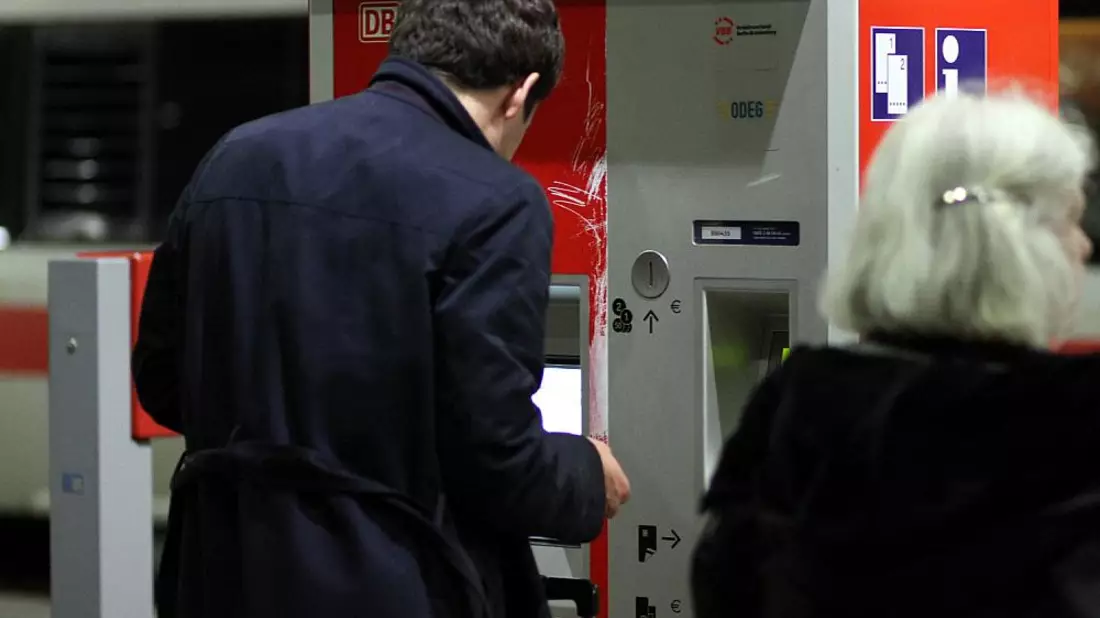 Reisender an einem Fahrkartenautomaten der Bahn (Archiv) - Bild: über dts Nachrichtenagentur