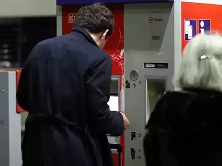 Reisender an einem Fahrkartenautomaten der Bahn (Archiv) - Foto: über dts Nachrichtenagentur