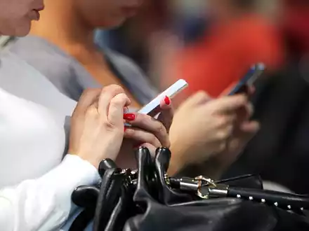Smartphone-Nutzerinnen (Archiv) - Foto: über dts Nachrichtenagentur