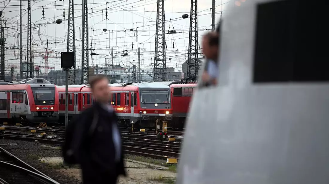 Lokführer unterhalten sich am Gleis - Bild: über dts Nachrichtenagentur