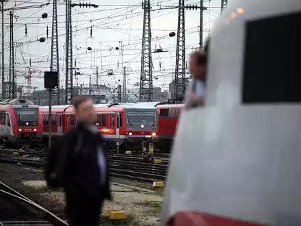 Lokführer unterhalten sich am Gleis - Foto: über dts Nachrichtenagentur