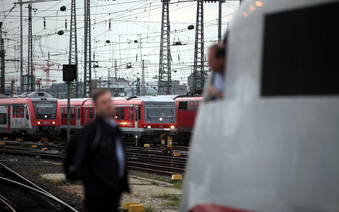 Lokführer unterhalten sich am Gleis - Foto: über dts Nachrichtenagentur