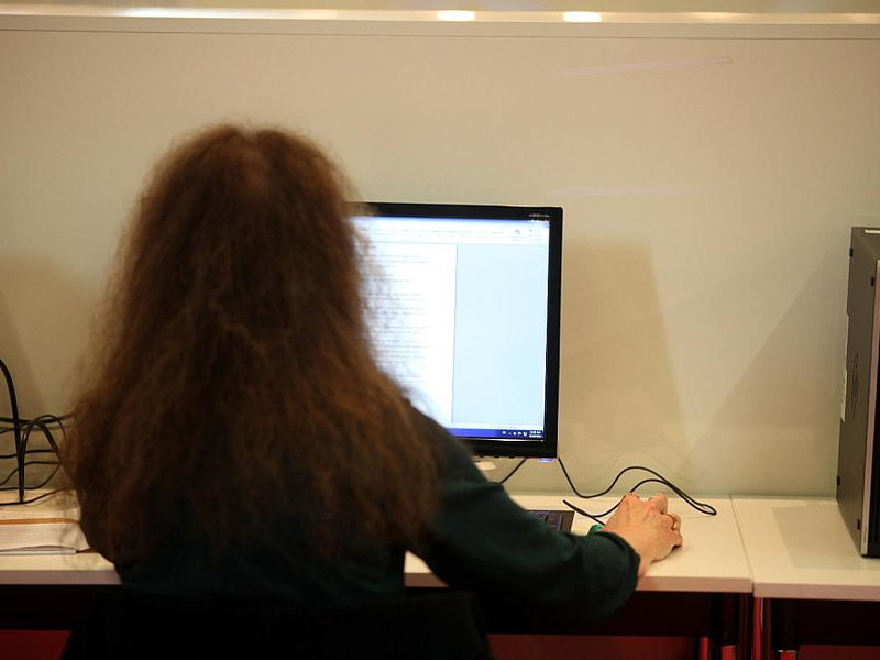 Computer-Nutzerin (Archiv) - Foto: über dts Nachrichtenagentur