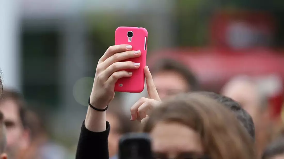 Frau mit Smartphone (Archiv) - Bild: über dts Nachrichtenagentur