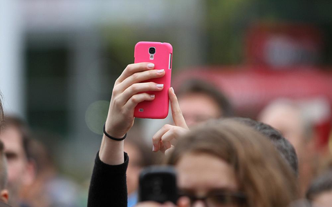 Frau mit Smartphone (Archiv) - Foto: über dts Nachrichtenagentur