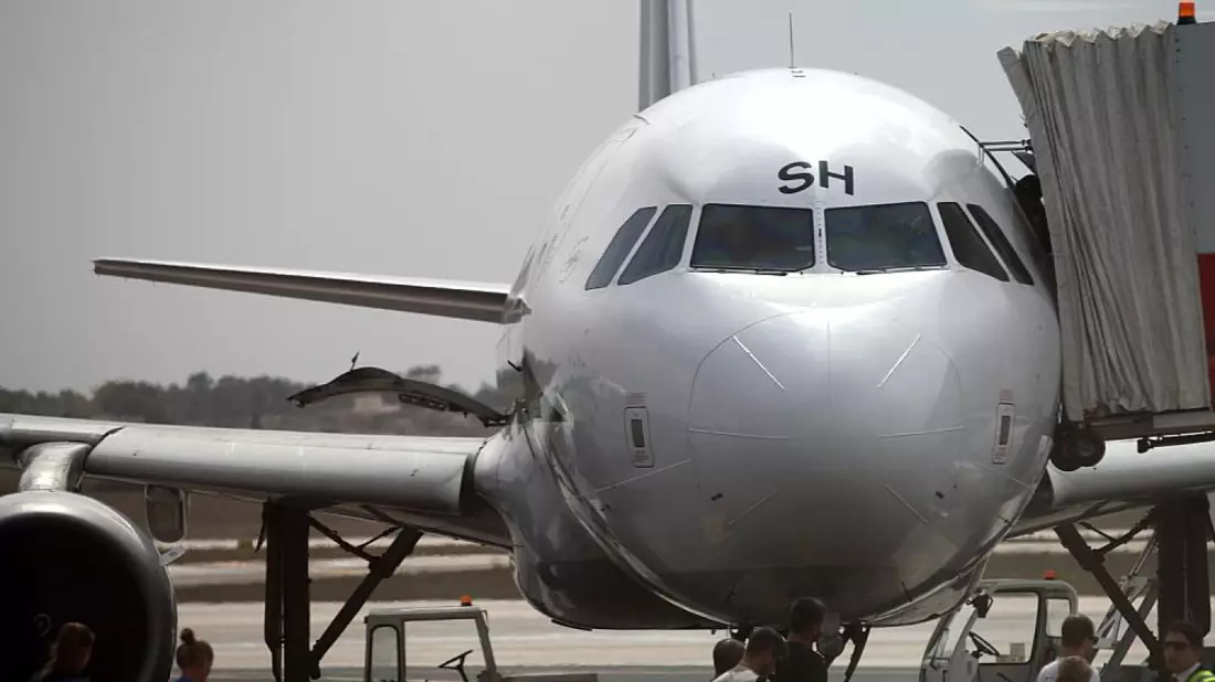 Flugzeug mit Passagieren auf dem Rollfeld - Bild: über dts Nachrichtenagentur