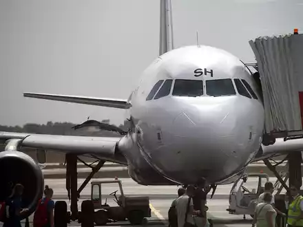 Flugzeug mit Passagieren auf dem Rollfeld (Archiv) - Foto: über dts Nachrichtenagentur