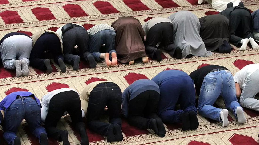 Gläubige Muslime beim Gebet in einer Moschee (Archiv) - Bild: über dts Nachrichtenagentur