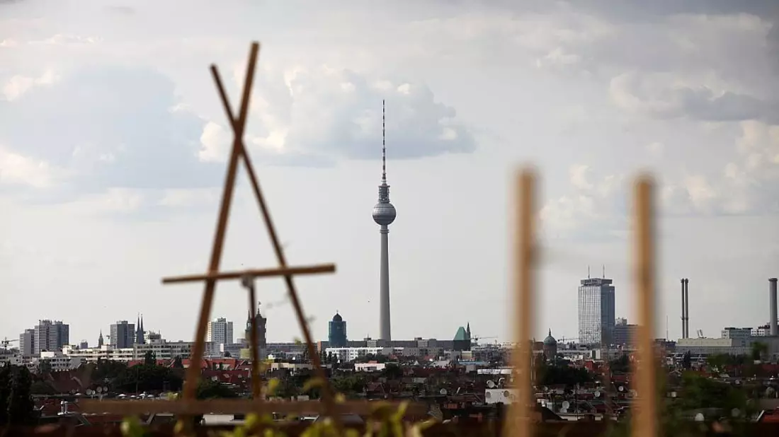 Dachterrasse in Berlin mit Blick auf den Berliner Fernsehturm (Archiv) - Bild: über dts Nachrichtenagentur
