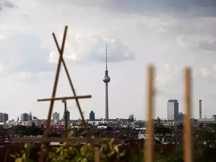 Dachterrasse in Berlin mit Blick auf den Berliner Fernsehturm (Archiv) - Foto: über dts Nachrichtenagentur