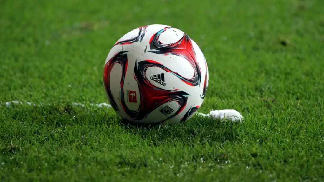 FuÃŸball liegt vor FreistoÃŸspray - Bild: über dts Nachrichtenagentur