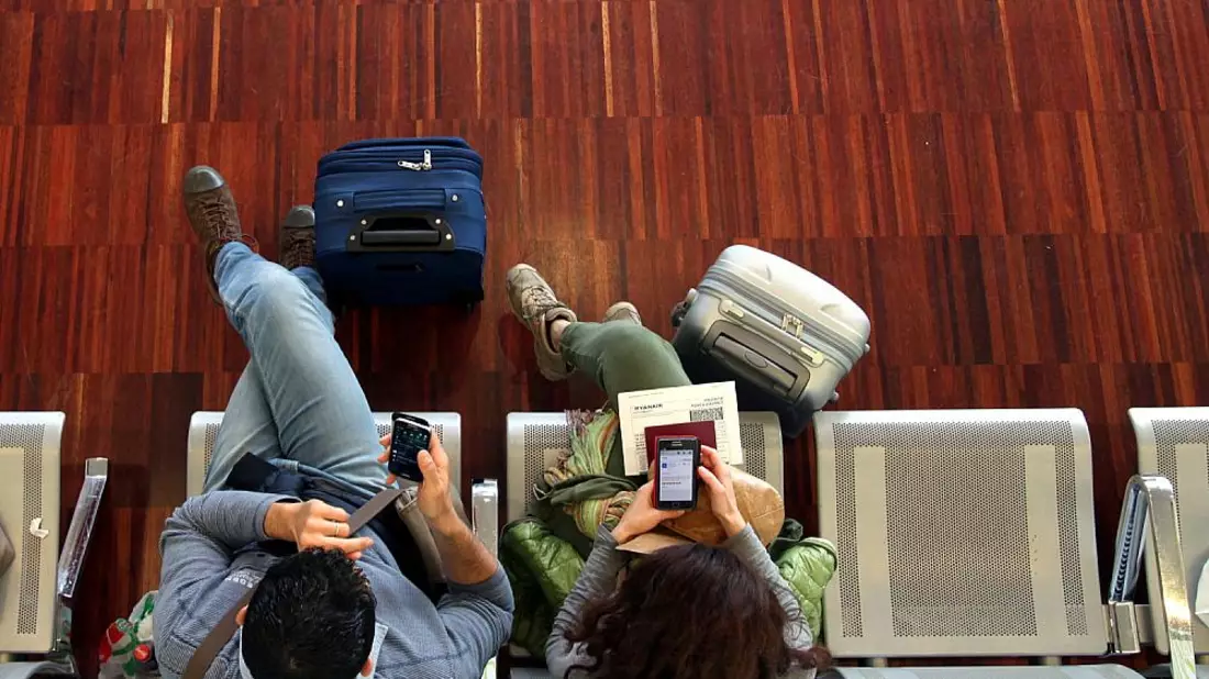 Ein Pärchen wartet am Flughafen - Bild: über dts Nachrichtenagentur