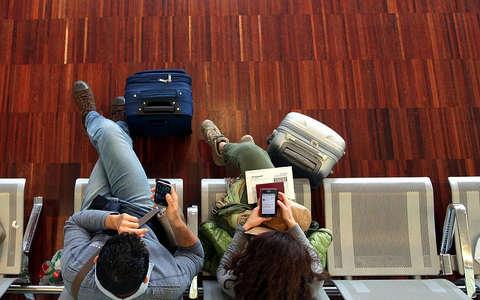Ein Pärchen wartet am Flughafen - Foto: über dts Nachrichtenagentur