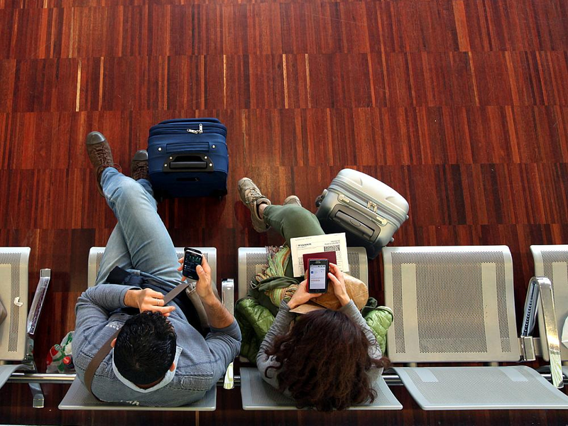 Ein Pärchen wartet am Flughafen - Foto: über dts Nachrichtenagentur