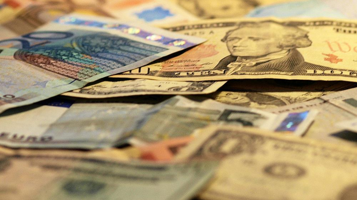 Euro- und Dollarscheine (Archiv) - Foto: über dts Nachrichtenagentur