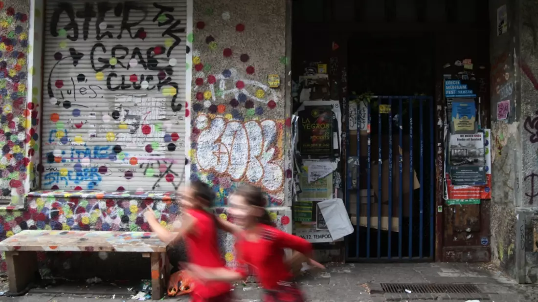 Kinder vor einem unsanierten Haus in Berlin-NeukÃ¶lln - Bild: über dts Nachrichtenagentur