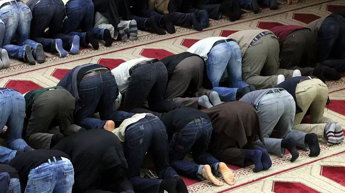 Gläubige Muslime beim Gebet in einer Moschee (Archiv) - Bild: über dts Nachrichtenagentur