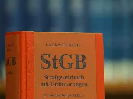 Das Strafgesetzbuch in einer Bibliothek (Archiv) - Foto: über dts Nachrichtenagentur