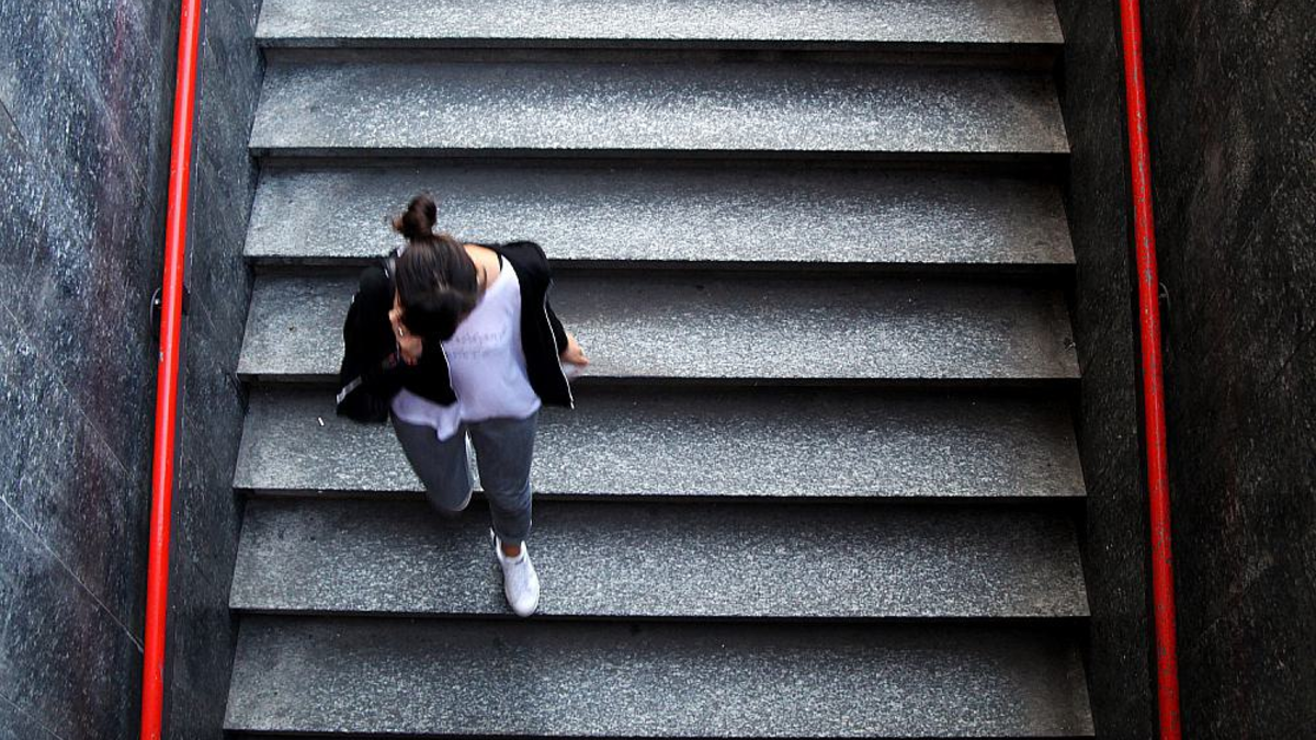 Frau mit Telefon am Ohr - Foto: über dts Nachrichtenagentur