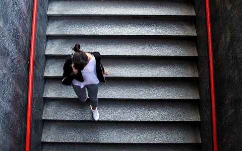 Frau mit Telefon am Ohr - Foto: über dts Nachrichtenagentur